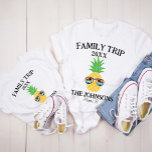 T-shirt Cool Vintage Sunset Retro Personnalisé Famille Vac<br><div class="desc">Revivez la magie de vos aventures en famille avec notre T-Shirt sur mesure Sunset Vintage Retro, la tenue idéale pour votre prochaine escapade mémorable. Réalisée avec un design d'inspiration rétro avec un décor de coucher de soleil époustouflant, cette chemise n'est pas seulement des vêtements - c'est un souvenir de moments...</div>