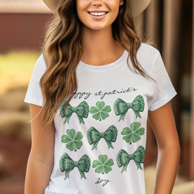 T-shirt Coquette et poitrines vertes avec points blancs (Happy St Patrick's Day customizable coquette design with bows and clover )