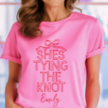 T-shirt Coquette fantaisie noeud à nouer douche nuptiale<br><div class="desc">Coquette fantaisie noeud moderne boho élégant design à la main fête de douche nuptiale favoriser décor assorti design t-shirt. Collection contemporaine rouge et rose.</div>