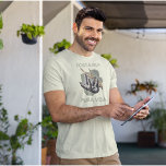 T-shirt Costa Rica Sloth Pura Vida<br><div class="desc">T-shirt souvenir du Costa Rica avec un paresseux accroché à un arbre dans un décor vert kaki. C'est un superbe T-shirt souvenir du Costa Rica ou débardeur pour tous ceux qui aiment le Costa Rica.</div>