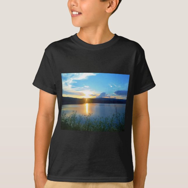 T-shirt Coucher de soleil bleu sur le lac (Devant)