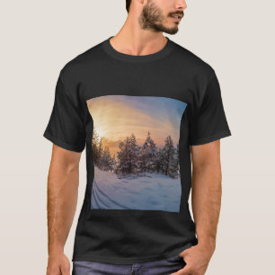 T-shirt Coucher de soleil sur la forêt gelée de neige près