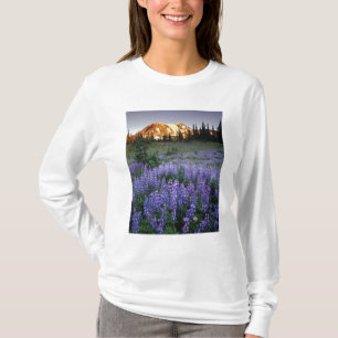 T-shirt Coucher de soleil sur le mont Adams et une prairie