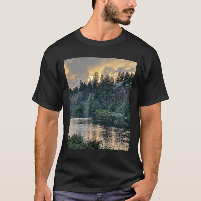 T-shirt Coucher de soleil sur une rivière (Devant)