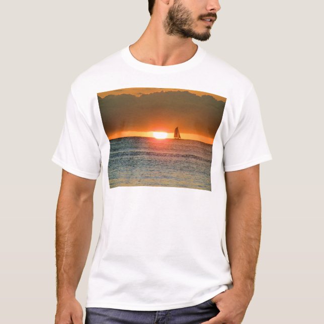 T-shirt Coucher du soleil de Waikiki avec la silhouette de (Devant)
