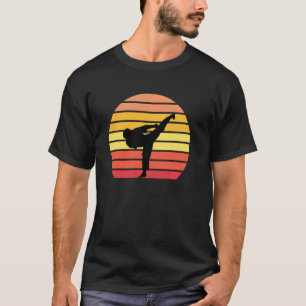 T-shirt coup de pied de karaté au coucher du soleil prise