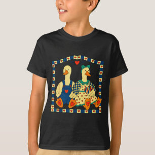 T-shirt Couple de canards d'art folklorique avec des cœurs