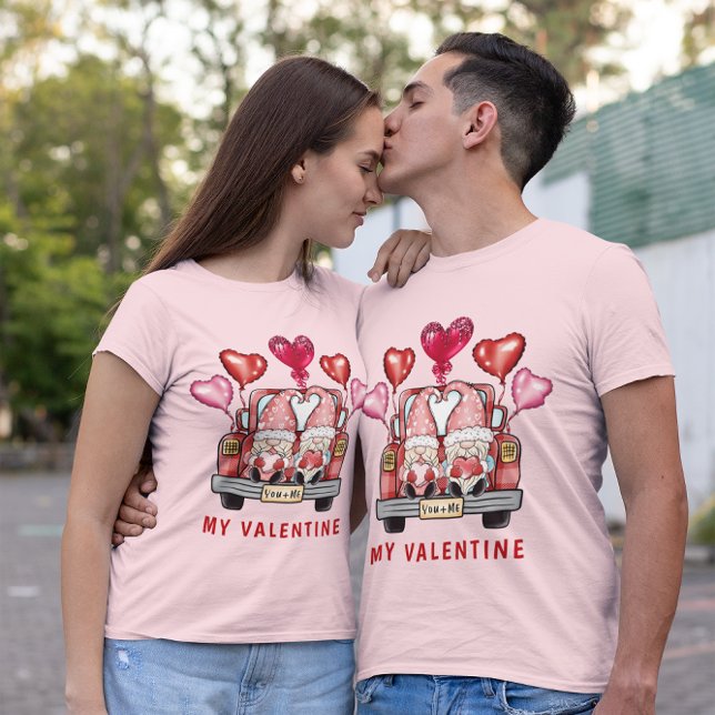 T-shirt Couple Gnome doux en camion My Valentine Unisex (Sweet Gnome Couple in Truck My Valentine Unisex T-Shirt)