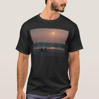 T-shirt Couple sur la plage au coucher du soleil
