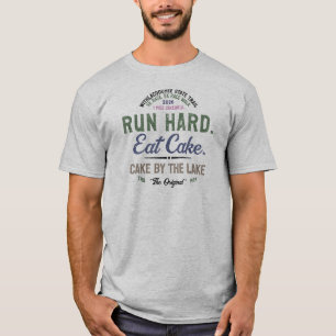 T-shirt Courir dur. Manger du gâteau. - Gâteau au bord du