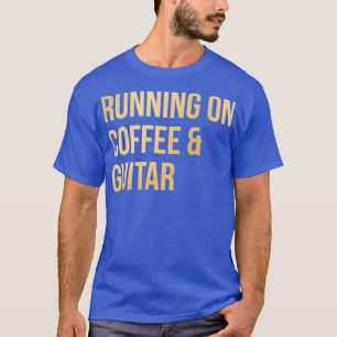 T-shirt Courir Sur Café Et Guitare Dans Un Capot De Pullov