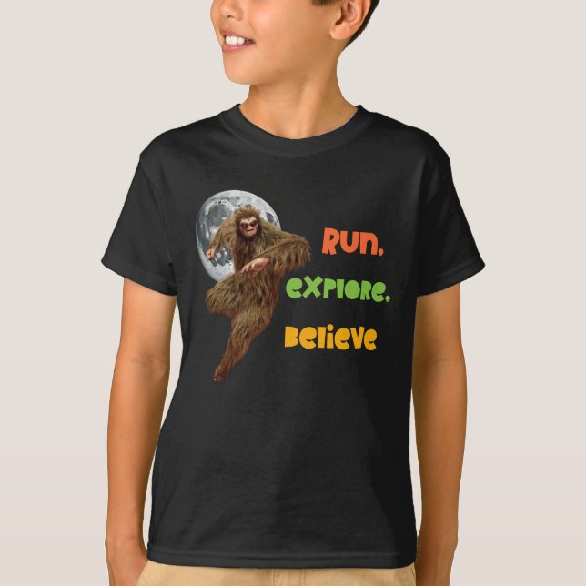 T-shirt Course aventure Sasquatch croyez en la conception (Devant)