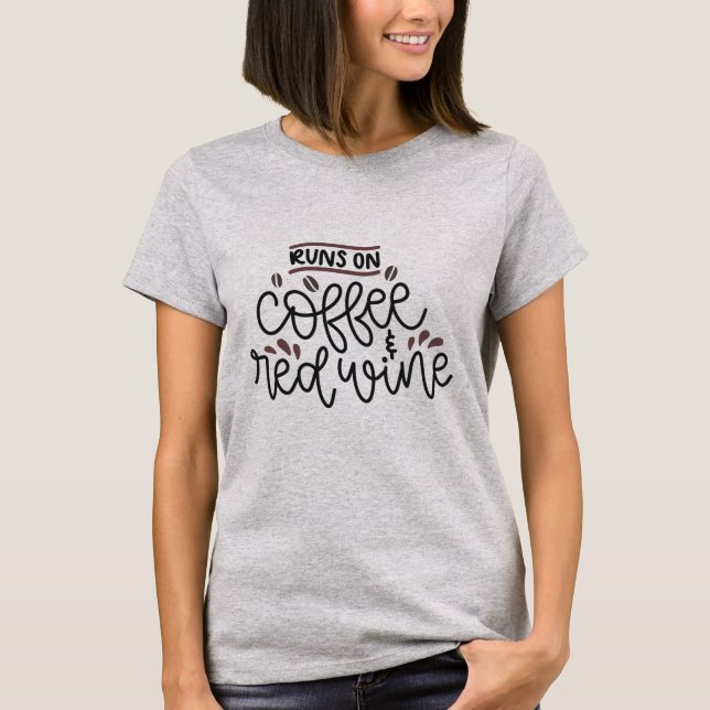 T-shirt Courses sur la chemise de café et de vin rouge (Devant)