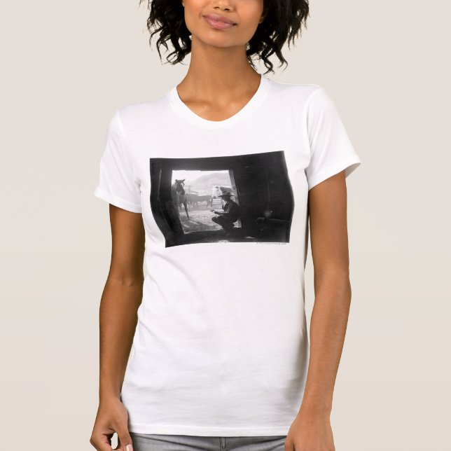 T-shirt Cowboy dans une porte avec des chevaux (Devant)