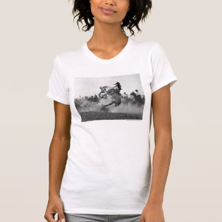 T-shirt Cowboy sur cheval sauvage s'opposant