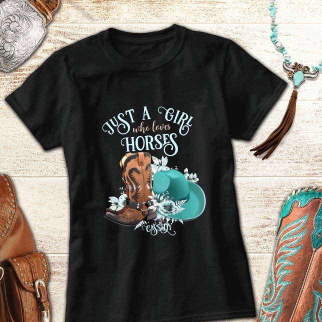 T-shirt Cowgirl cowboy bottes casquette Girl Love chevaux  (Just a girl who loves horses, personalized cowgirl t-shirt, black, cowboy hat, cowboy boots.)