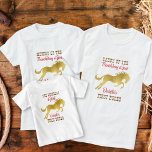 T-shirt Cowgirl premier rodéo or cheval anniversaire<br><div class="desc">Cowgirl premier rodéo rose et or cheval d'anniversaire assorti t-shirt pour la photo de famille. Cheval d'or,  script occidental.</div>