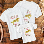 T-shirt Cowgirl premier rodéo or cheval anniversaire<br><div class="desc">Cowgirl premier rodéo rose et or cheval d'anniversaire assorti t-shirt pour la photo de famille. Cheval d'or,  script occidental.</div>