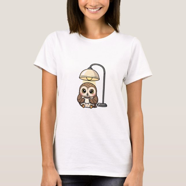 T-shirt Cozy Wide-Eyed Owl Drinking Coffee Under Warm Lamp (Devant)