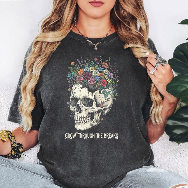 T-shirt Crâne avec fleurs "Pousse à travers les cassures"  (Créateur téléchargé)