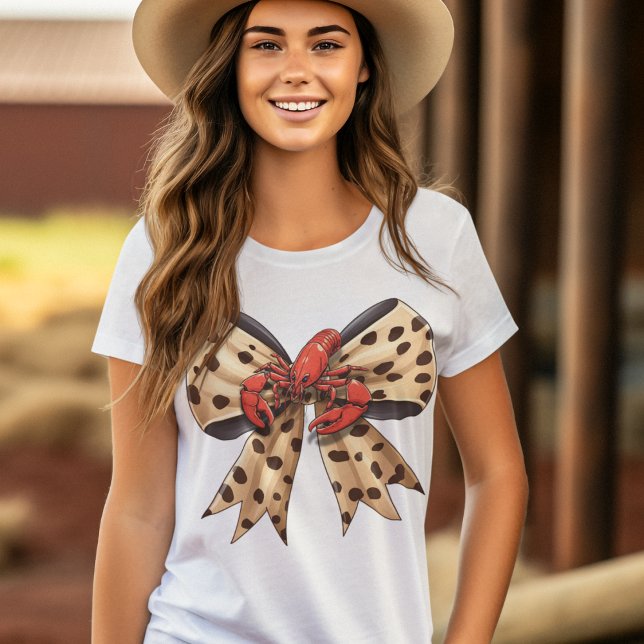 T-shirt Crawfish et Empreinte de léopard Coquette Bow (Perfect for mudbug season.  Cute crawfish sitting on top of a coquette leopard bow on a women's tee.)