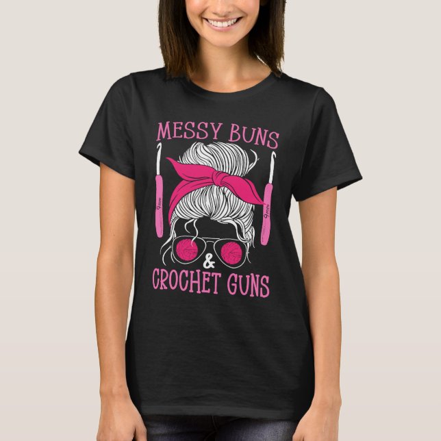 T-shirt Crocheting  Crochet mom Messy buns & crochet guns (Devant)