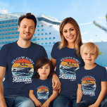 T-shirt Croisière vers Alaska Custom Family Matching Group<br><div class="desc">Mettez la voile avec le T-shirt "Cruising to Alaska Custom Family Matching",  personnalisé avec votre nom de famille ou de groupe,  créant un souvenir durable de votre évasion de l'Alaska. Parfait pour commémorer les souvenirs qui nous ont chéris au milieu des paysages époustouflants de l'Alaska.</div>