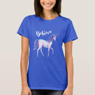 T-shirt Croyez avec la licorne dans les aquarelles en