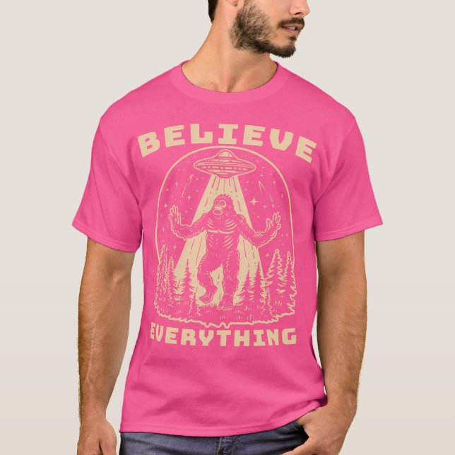 T-shirt Croyez Tout - Bigfoot Enlevé Par Ufo (Devant)