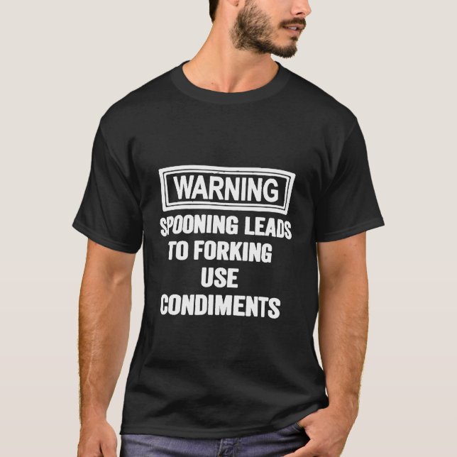 T-shirt Cuillérer Mène à Utiliser des Condiments avec une  (Devant)