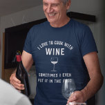 T-shirt Cuisine au vin<br><div class="desc">Notre drôle de design de t-shirts pour les chefs tipsy comprend "J'aime cuisiner avec du vin; parfois je le mets dans la nourriture" en lettres blanches modernes avec une illustration de verre de vin.</div>