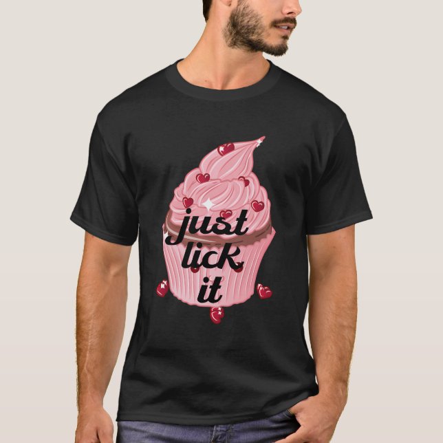 T-shirt Cupcake Avec Frosting Rose Et Petits Coeurs Rouges (Devant)