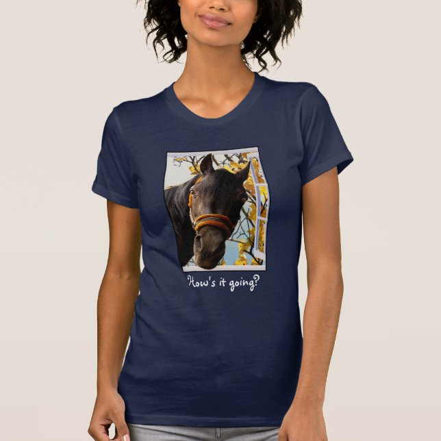 T-shirt Curieux Cheval À Travers La Fenêtre De La Cuisine (Devant)