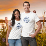 T-shirt Custom Lake House Cabine Ancre nautique et pagaies<br><div class="desc">Rendez-vous au lac avec ce t-shirt personnalisé ! ! Le logo vintage bleu marine est doté d'une ancre et de pagaies nautiques et de trois lignes de texte personnalisé. Personnalisez avec votre nom de lac, ville, ville, nom de famille, nom de chalet, date - ce que vous voulez! Idéal pour...</div>