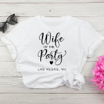 T-shirt Cute Bride Las Vegas Bachelorette<br><div class="desc">Un mignon T-shirt pour la mariée à sa soirée de bachelorette avec "Femme du Parti" dans un script chic avec un coeur et "Las Vegas, NV" dans une typographie moderne simple. Vous pouvez modifier la destination de la fête. Un t-shirt coordonné "The Party" est disponible pour le groupe de bachelorette...</div>