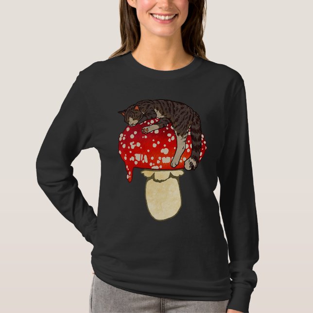 T-shirt Cute Brown Tabby Cat Sleeping on Red Spotted Mushr (Devant)