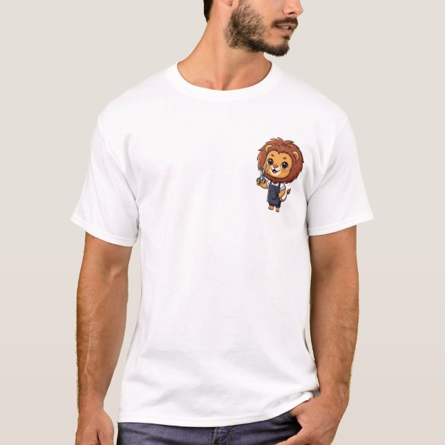 T-shirt Cute Cartoon Lion Barber Mascot Holding Scissors (Devant)