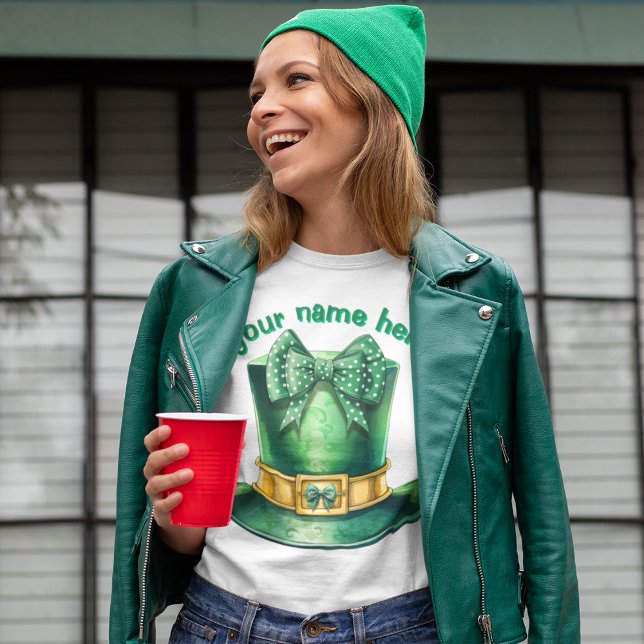 T-shirt Cute Polka Dotée Bow sur Leprechaun Top Hat (Cute leprechaun top hat with polka dots on the bows that adorn the hat.  Happy St Patricks Day! )