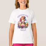 T-shirt Cute Rainbow Anime Girl Birthday Girl Personnalisé<br><div class="desc">Mignonne chemise fille d'anniversaire personnalisée. Décor de fête d'anniversaire d'une mignonne fille à thème arc-en-ciel avec une fille animée tenant un gâteau d'anniversaire avec des rubans arc-en-ciel,  des fleurs et des papillons.</div>