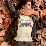 T-shirt Cute Skeleton Animaux et Halloween Citrouille<br><div class="desc">Ce tee-shirt graphique d'Halloween déborde de tendresse. Il présente des illustrations d'animaux en peluche mignons avec certains de leurs squelettes montrant pour un look légèrement éffrayant avec quelques citrouilles en peluche patché. Il y a une chauve-souris, un ours, un chat, un chien et un lapin. Les animaux et les citrouilles...</div>