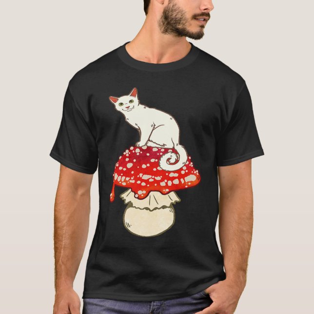 T-shirt Cute White Cat Sitting on Red Spotted Mushroom (Devant)