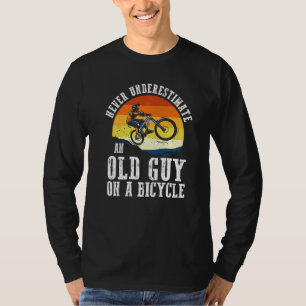 T-shirt Cycliste N'estimez jamais un vieux sur un vélo