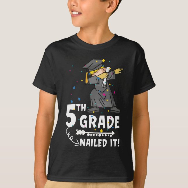 T-shirt Dabbing Graduation Boy 5th Grade Class Of 2022 (Devant)