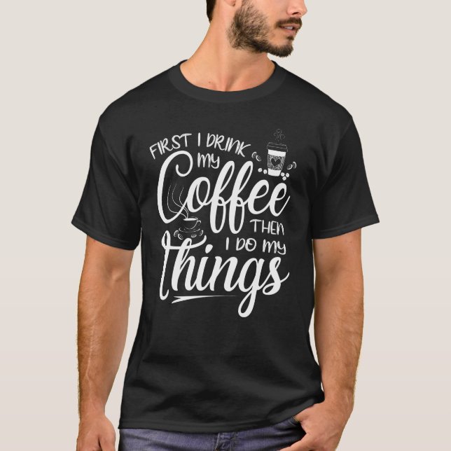 T-shirt D'abord je bois mon café puis je fais mes affaires (Devant)