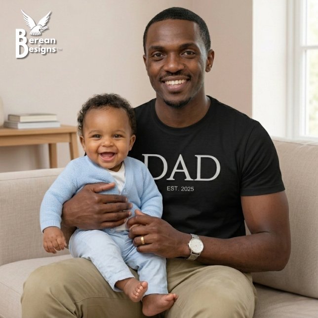T-shirt Dad Established Classic Casquette Noir (DAD ESTABLISHED Black T-shirt with custom year. Ideal Father's Day gift for your group or church.)
