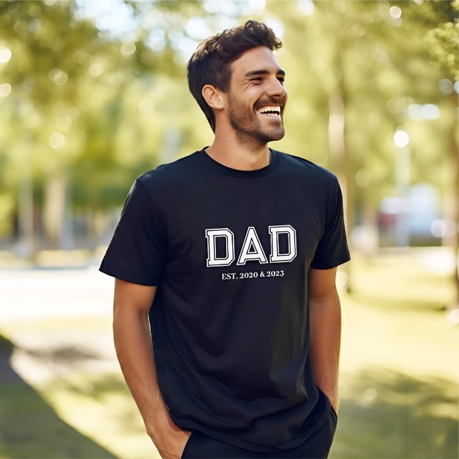 T-shirt Dad Established Simple Modern Typography Black (Modern Dad Established bold white college-style typography design. Perfect for Fathers Day!)