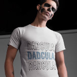 T-shirt Dadcula Blue Halloween - Éffrayant et amusant papa<br><div class="desc">Découvrez l'esprit d'Halloween avec notre T-shirt bleu "Dadcula", spécialement conçu pour les papas qui aiment rire et une ambiance éffrayante ! Doté d'un design ludique "Dadcula" en lettres audacieuses et étranges sur un arrière - plan bleu cool, ce t-shirt est parfait pour les papas qui veulent se joindre à la...</div>