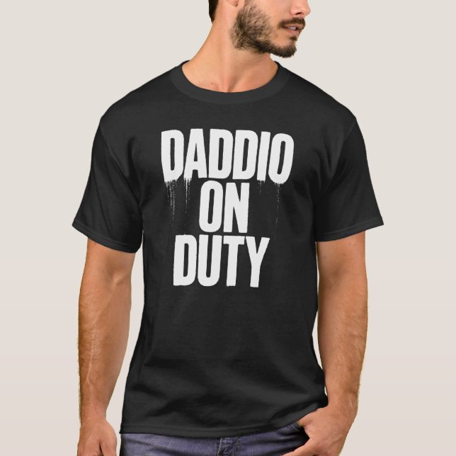 T-Shirt Daddio en service – Texte gras en goutte e (Devant)