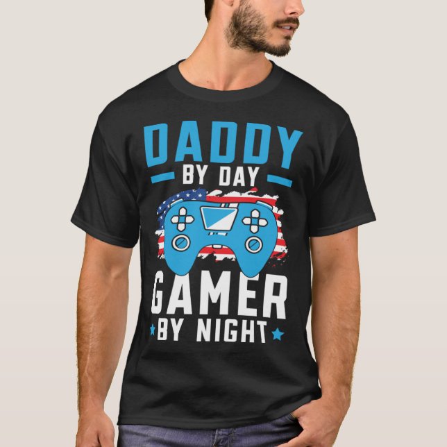 T-shirt Daddy By Day Gamer By Night Gaming Dad Fatherhood  (Devant)