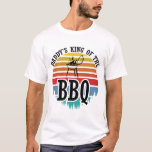 T-shirt Daddy's King Of The Bbq Funny BBBQ Grilling Gift<br><div class="desc">Ajoutez un peu de plaisir à votre garde-robe "Grilling- bbq" avec ce drôle de design "Le Roi du Barbecue de papa",  ou donnez-le comme cadeau parfait! Choisissez votre taille et votre couleur ci-dessous,  puis ACHETEZ-LE MAINTENANT pour passer votre commande.</div>